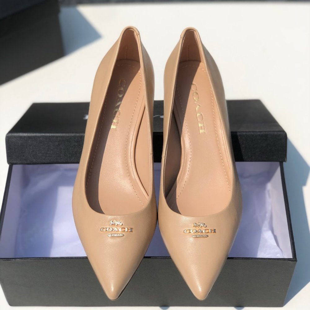 Coach fashion white-collar high-heeled shoes